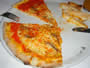 Bild 110/167: Pizza Napoli, nur die Sardellen mit Mozzarella essen, Boden und Rand stehen lassen 